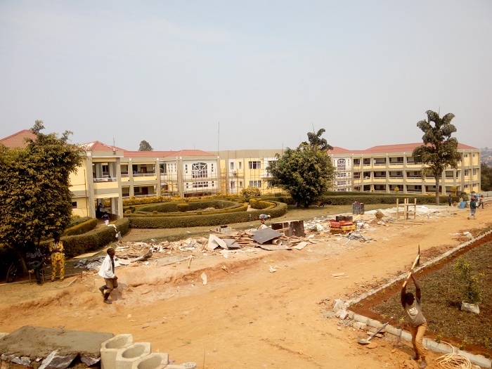 Zimwe mu nyubako iyo kaminuza isanzwe ikoreramo