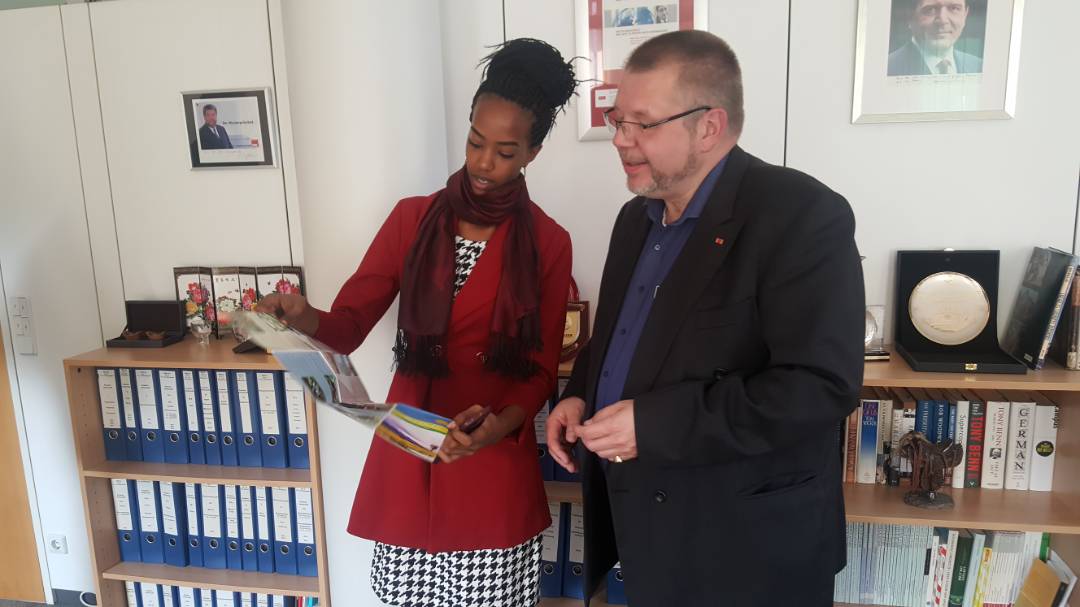 Miss Elsa ahura na Dr Joe Weingarten