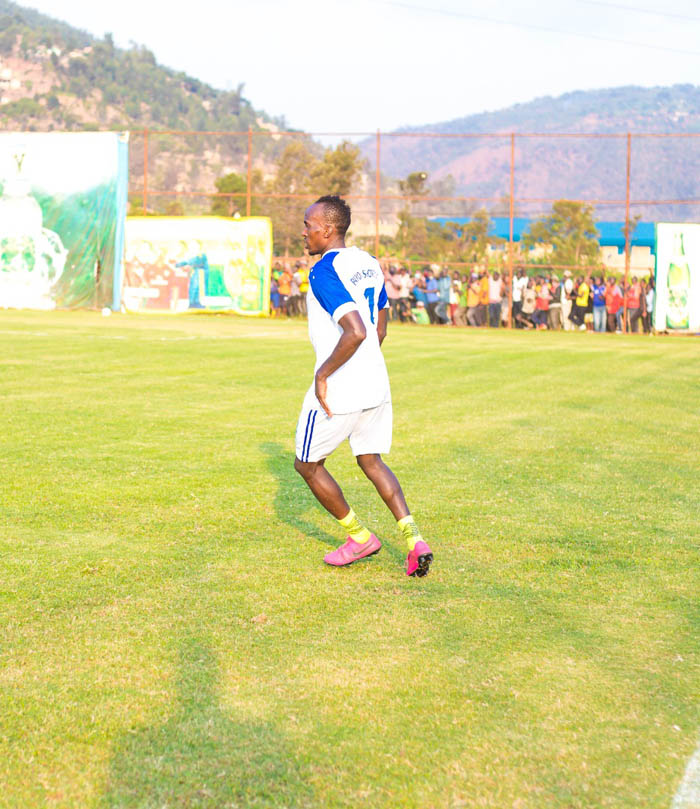 Nizigiyimana Kharim Mackenzie nawe ni umwe mu bakinnyi bari gukora imyitozo muri Rayon Sports