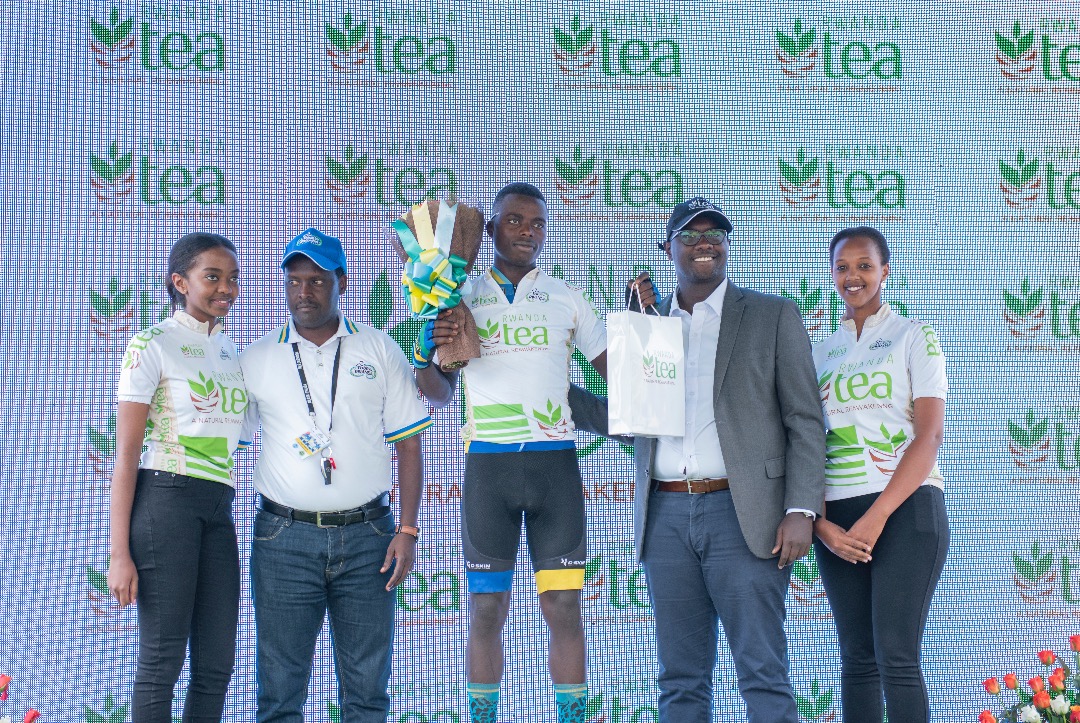 Mugisha Moise wabaye umukinnyi warushije abandi guhatana, yahembwe na Rwanda Tea