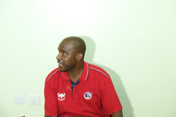 Umutoza wa Mbabane Swallows we yari yiyambariye umupira wanditseho "INYATSI"