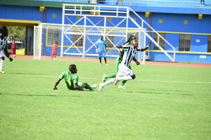 Rusheshangoga agerageza kuzamukana umupira,ariko abakinnyi ba Yanga bamushyira hasi