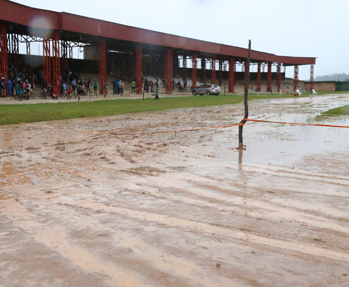 Aha na ho hari iruhande rw'ikibuga muri stade.