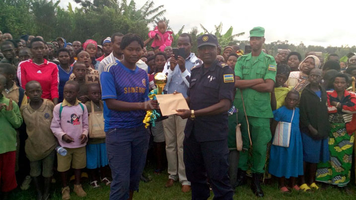 Kapiteni w'ikipe y'abagore ya Munini ashyikirizwa igikombe n'igihembo cya 100.000 frws