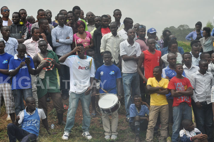 Abafana ba Rayon Sports ntibumvaga ibiri gukorerwa ikipe yabo