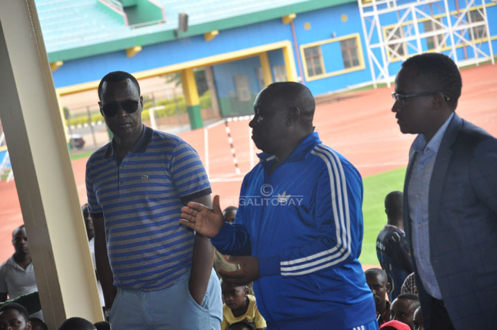 Hadji Yussuf Mudaheranwa (uri hagati), yizeza abakinnyi ko bazababa hafi