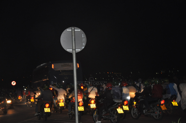 Abamotari n'abafana bahise bakurikira imodoka yari itwaye abakinnyi