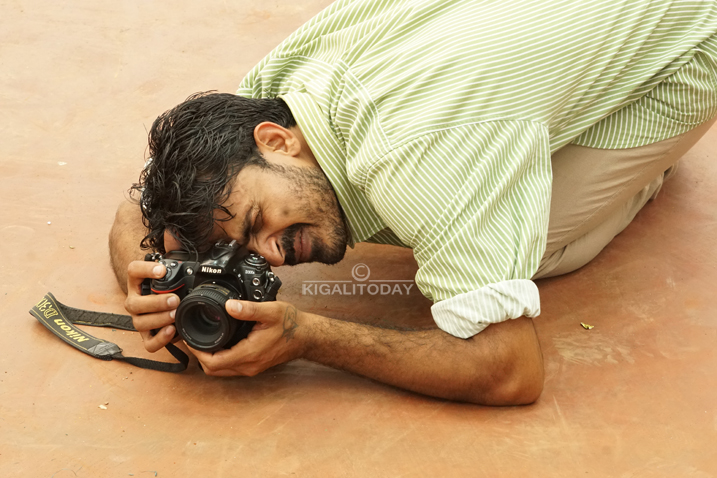 Yemeye arihina, ashinga ivi hasi ngo afotore Cathia ..