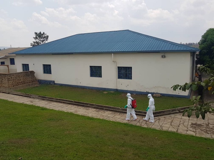 Aba ni abanyura mu nzira aho umurwayi yaciye bahatera umuti