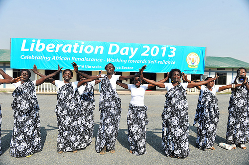 Ibirori byaranzwe n'ubusabane bw'abaturage n'abasirikare mu mbyino za kinyarwanda.