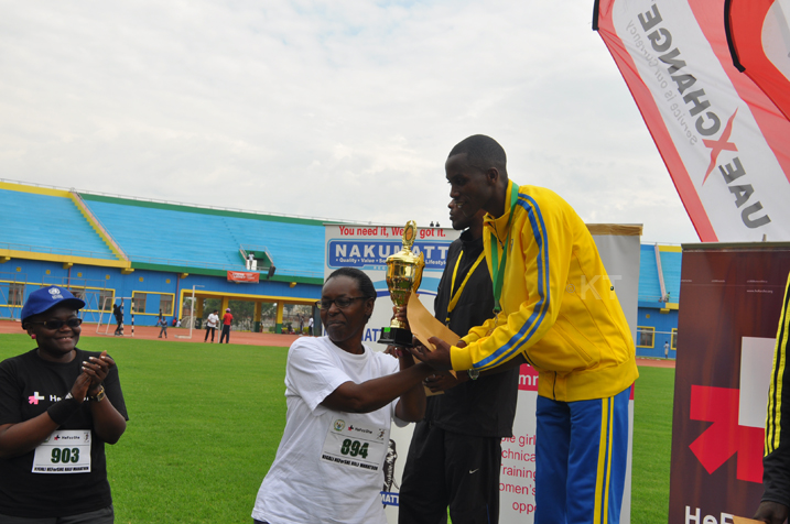 Muhitira Felicien wabaye uwa mbere mu bagabo ahabwa igikombe