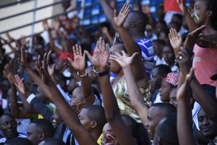 Abafana bishimira igitego