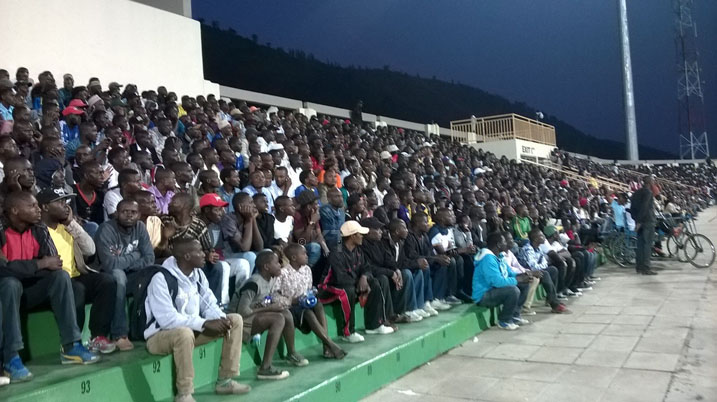 Abafana badafite aho babogamiye biyicariye bareba umupira