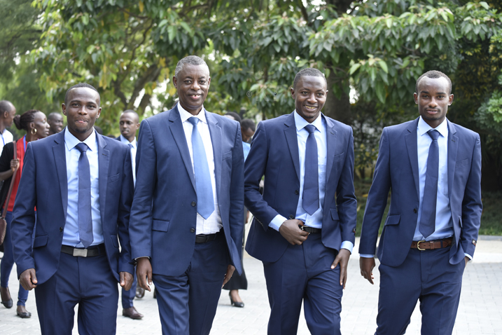 Ministri James Kabarebe uzwiho gukurikirana cyane imikino,aha yaganirizaga abakinnyi b'Amavubi