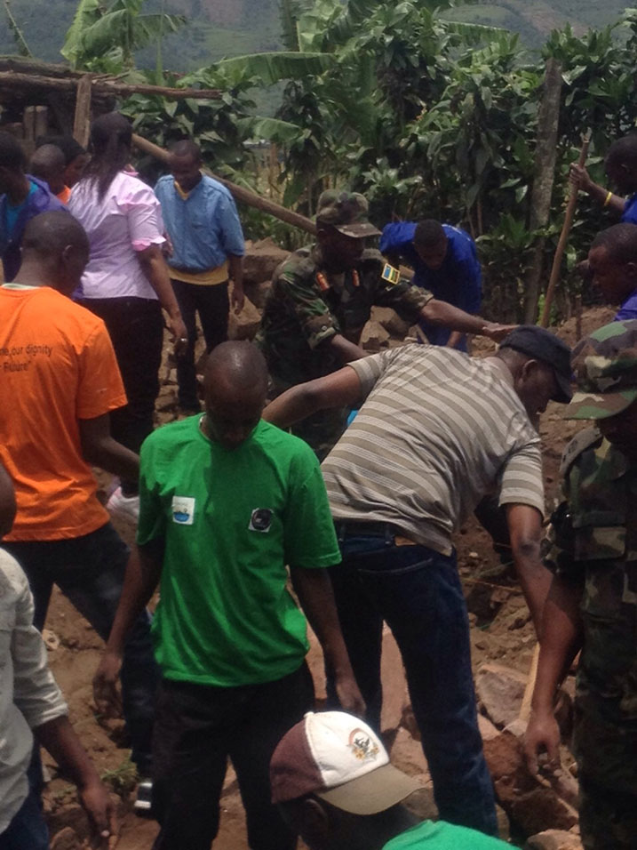 Maj. Gen. Mubaraka Muganga nawe yifatanyije n'urubyiruko rwarokotse jenoside yakorewe abatutsi muri AERG&GAERG week. 