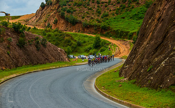 Mu misozi ya Muhanga bagana i Karongi, hari tariki ya 15/11/2016, bavaga i Kigali berekeza i Karongi