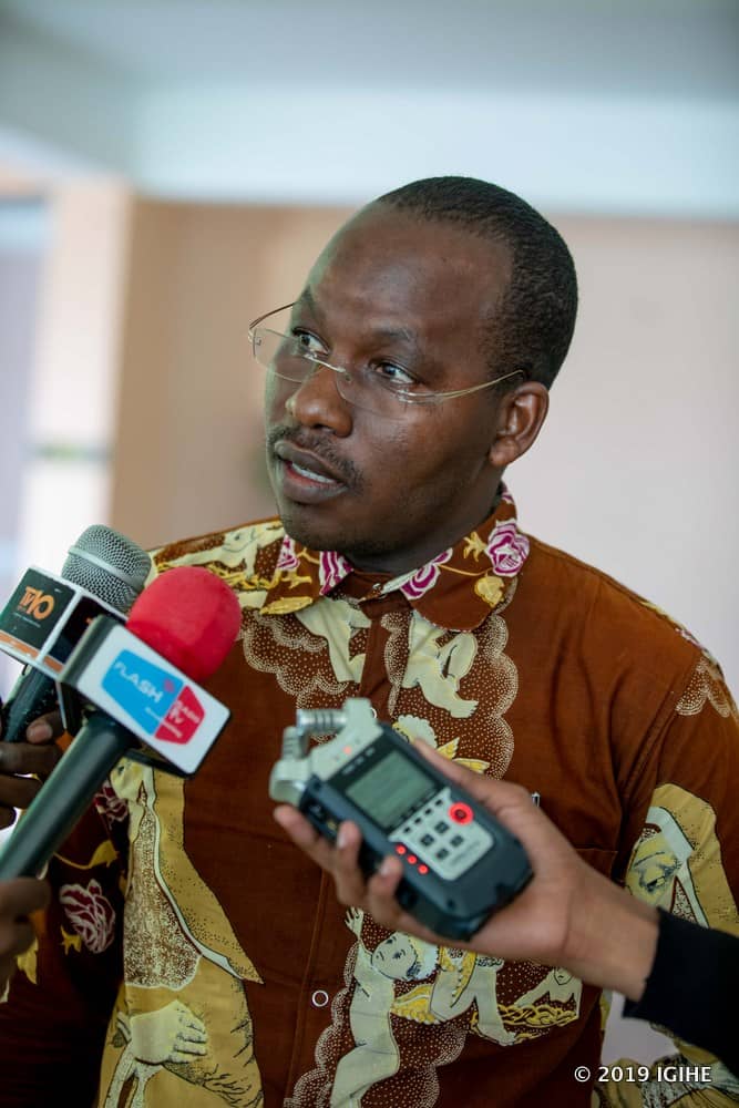 Padiri Emmanuel Nsengiyumva uyobora paruwasi Gatolika ya Nyamata washyizeho akanakuraho iby'uruhushya rwanditse rwo gutaha ubukwe