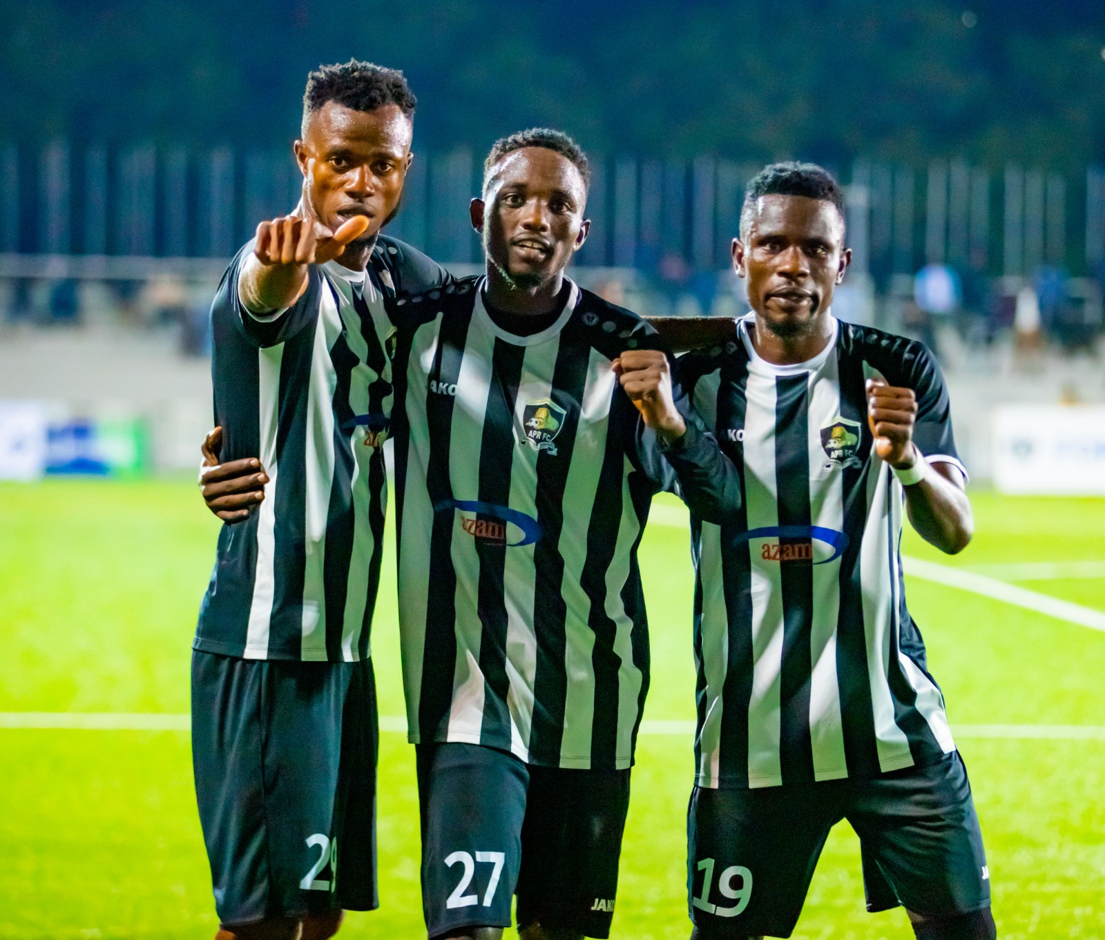 Victor Mbaoma yafashijwe na Ruboneka Jean Bosco na Nshimirimana Ismael Pitchou yishimiye igitego yari amaze gutsinda