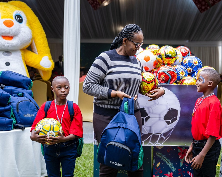 Madamu Jeannette Kagame yageneye impano buri mwana