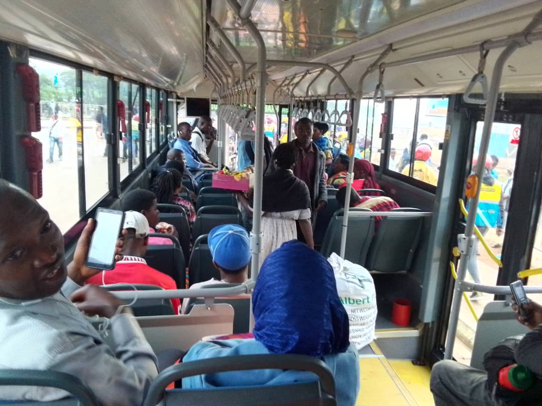 Umuzunguzayi n'agakarito acuruza muri bisi, acisha ibyo afite hejuru y'abagenzi