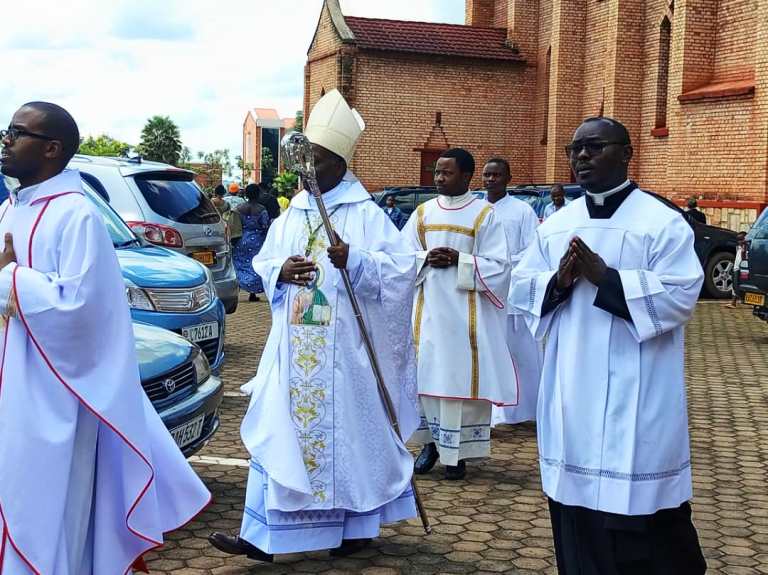 Musenyeri Jean Bosco Ntagungira yizihirije Pasika ya 2025 kuri Katedarari ya Butare hamwe n'abapadiri bakeya