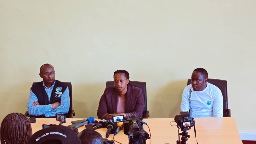 Visi Meya Dusabe (hagati) arashima uruhare rw