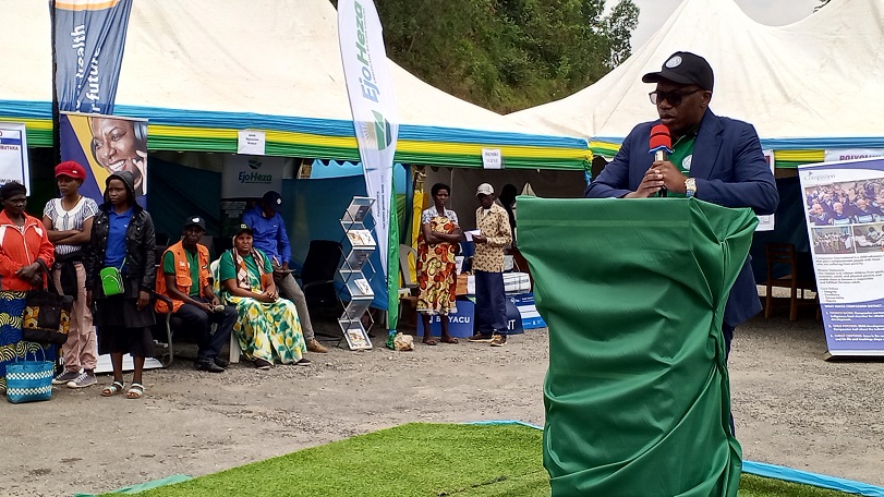 Guverineri Ntibitura asaba ko abagenerwabikorwa bahabwa umwanya mu imurikabikorwa 