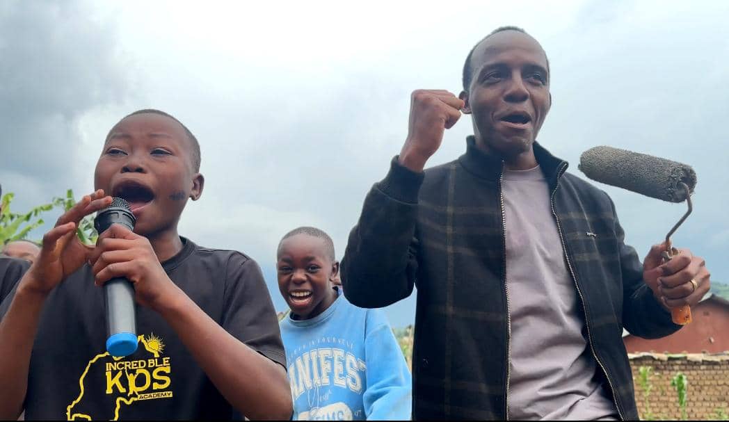 Alexis Dusabe aririmbana n'abana indirimbo ze