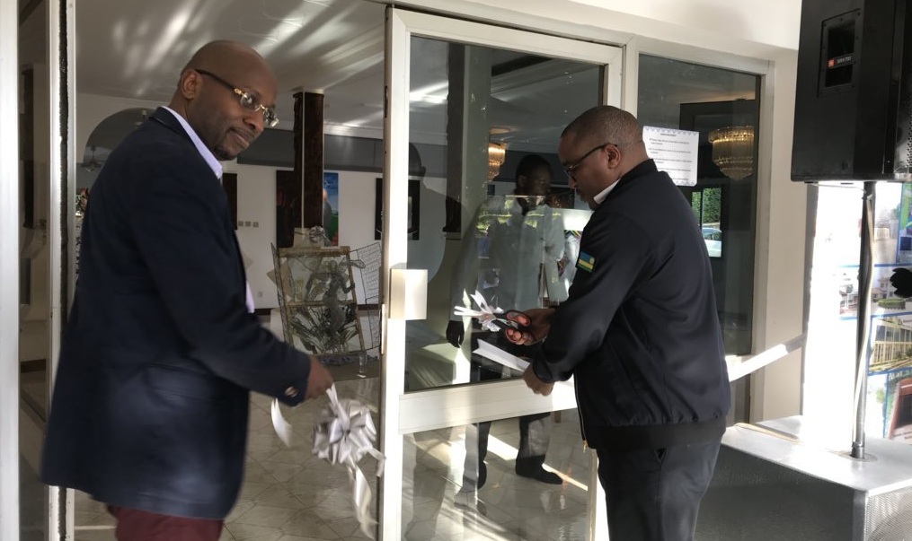 Abayobozi batangiza ku mugaragaro iri murika rizamara iminsi ijana
