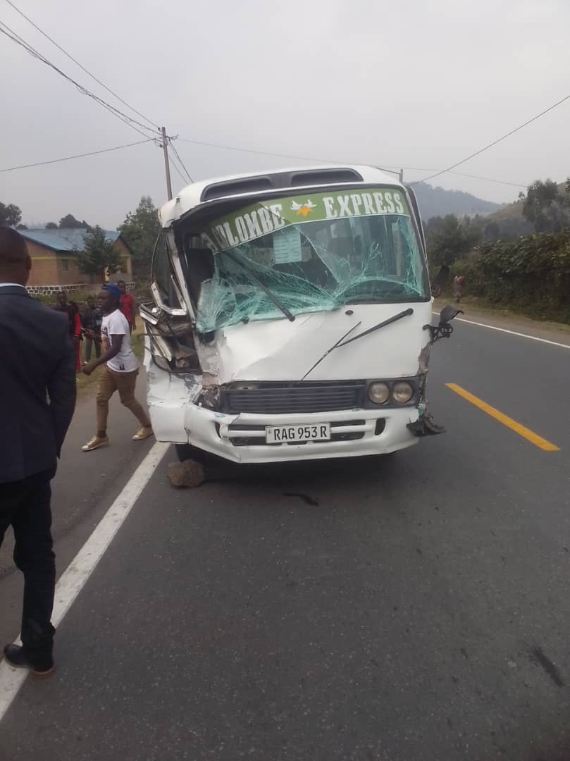Imodoka ya coaster ya agence ya la Colombe yabuze feri igonga indi