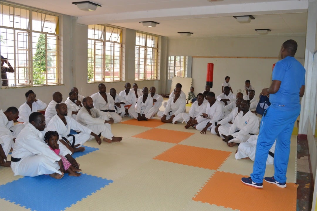Umunyamabanga uhoraho muri Minisiteri y'Umuco na Siporo, Ntagengwa John aganira n'abagize Lions Karate Club