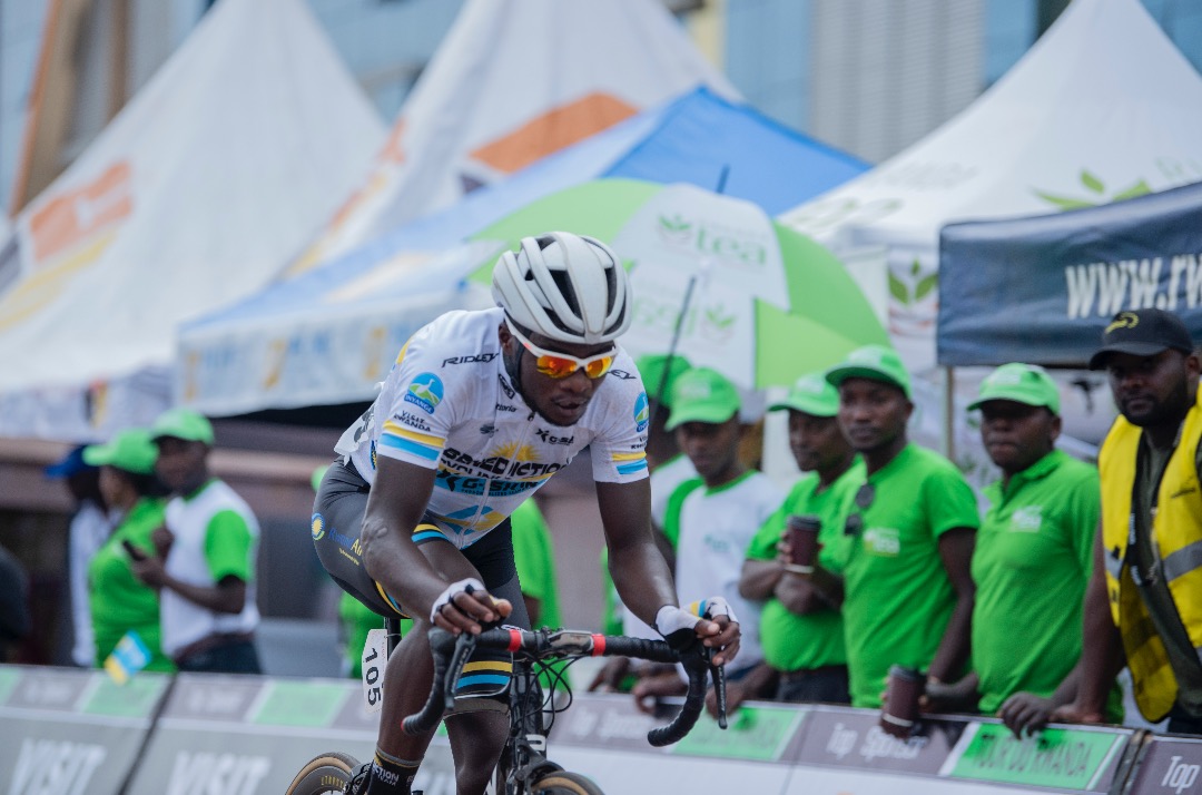 Bonaventure Uwizeyimana wamaze akanya ari mu bakinnyi banikiye abandi