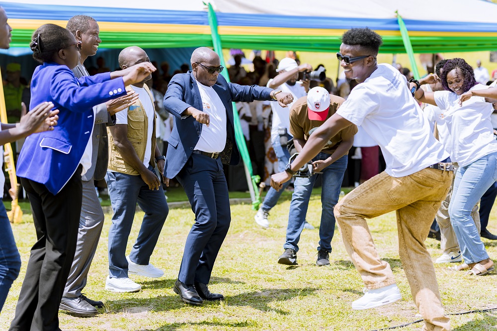 Abaturage biganjemo urubyiruko bacinye akadiho hamwe n