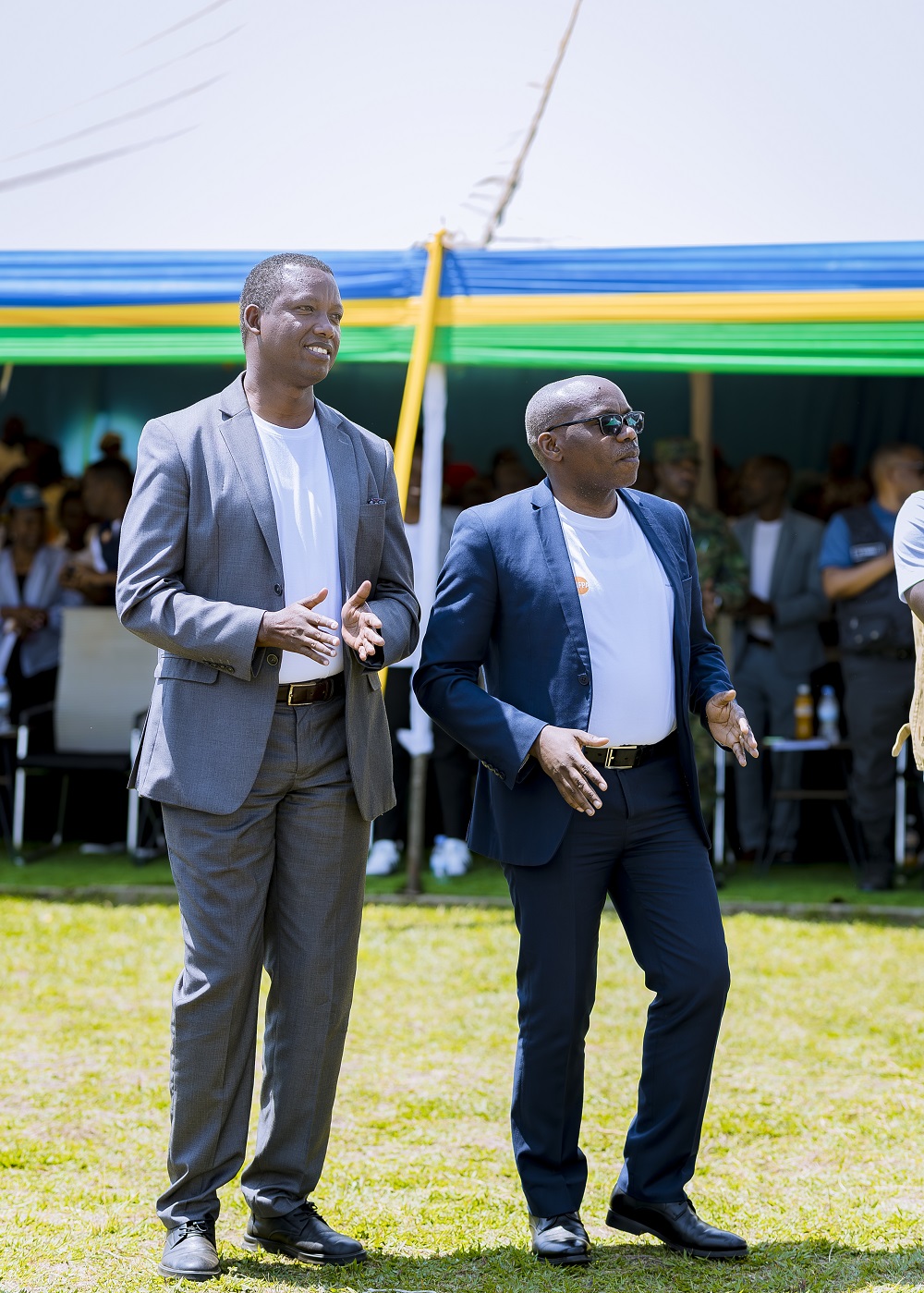 Guverineri w'Intara y'Iburengerazuba, Ntibitura Jean Bosco (wambaye indorerwamo) n'Umuyobozi w'Akarere ka Karongi, Muzungu Gerald, basabanye n'abaturage mu kwizihiza Umunsi Mpuzamahanga w'Abaturage