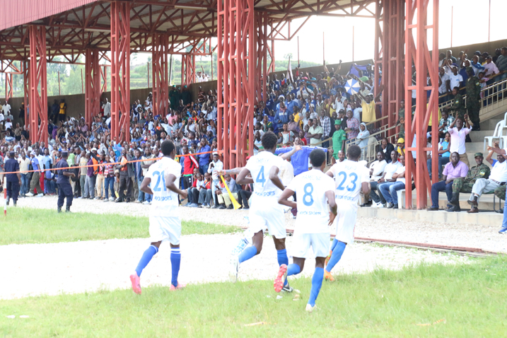 Kwizera Pierrot yayoboye bagenzi be bajya gushimira Perezida wa Rayon Sports