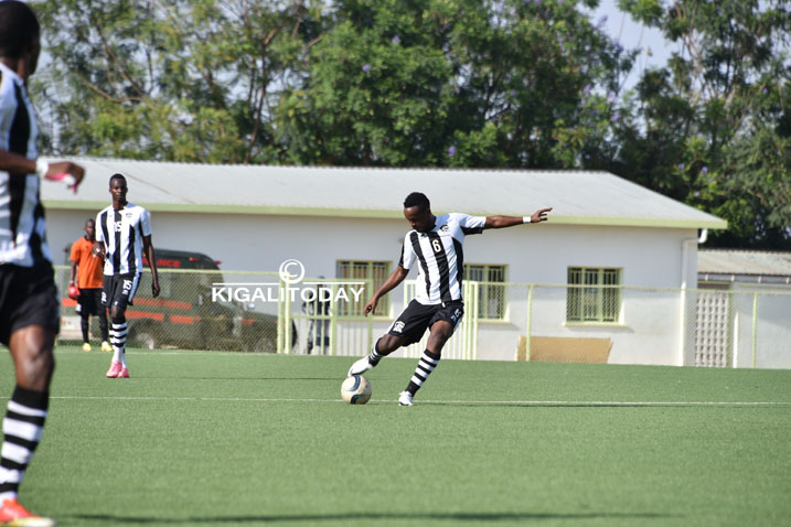 Yannick Mukunzi watanze umupira wavuyemo igitego cya kabiri