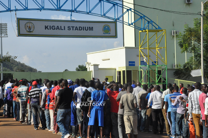 Abafana binjiraga bishyuye kugira ngo barebe imyitozo