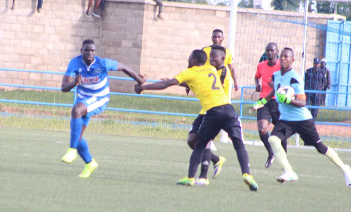 Moussa Camara ubwo yakuraga akantu umunyezamu wa Mukura yari yatabye mu izamu