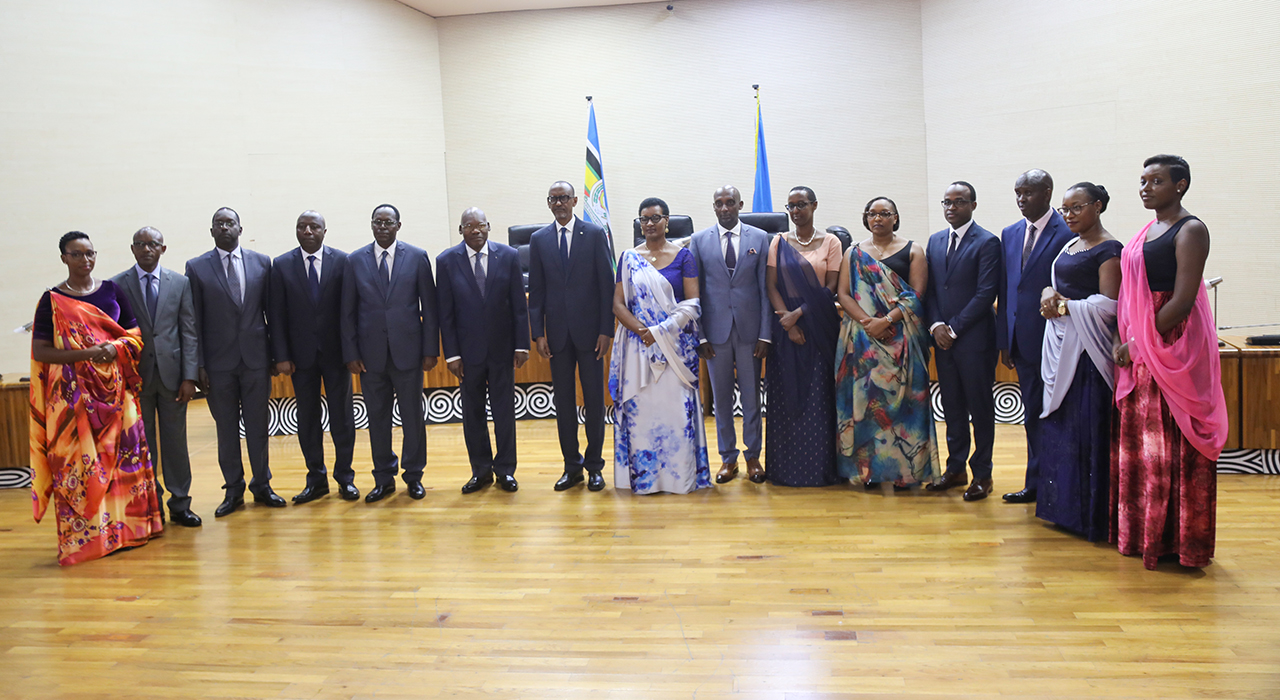 Abayobozi barahiye bafata ifoto y'Urwibutso hamwe n'abayobozi bakuru b'igihugu