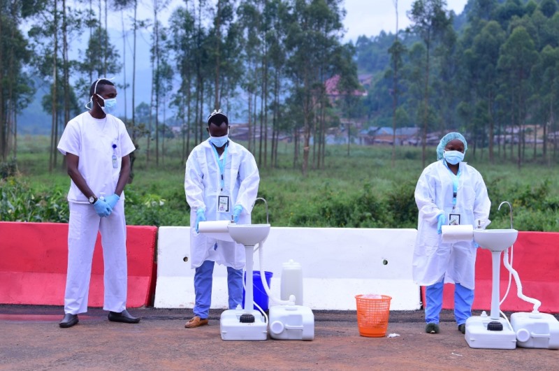 Inzego z'ubuzima ziteguye gupima abitabiriye ibi biganiro