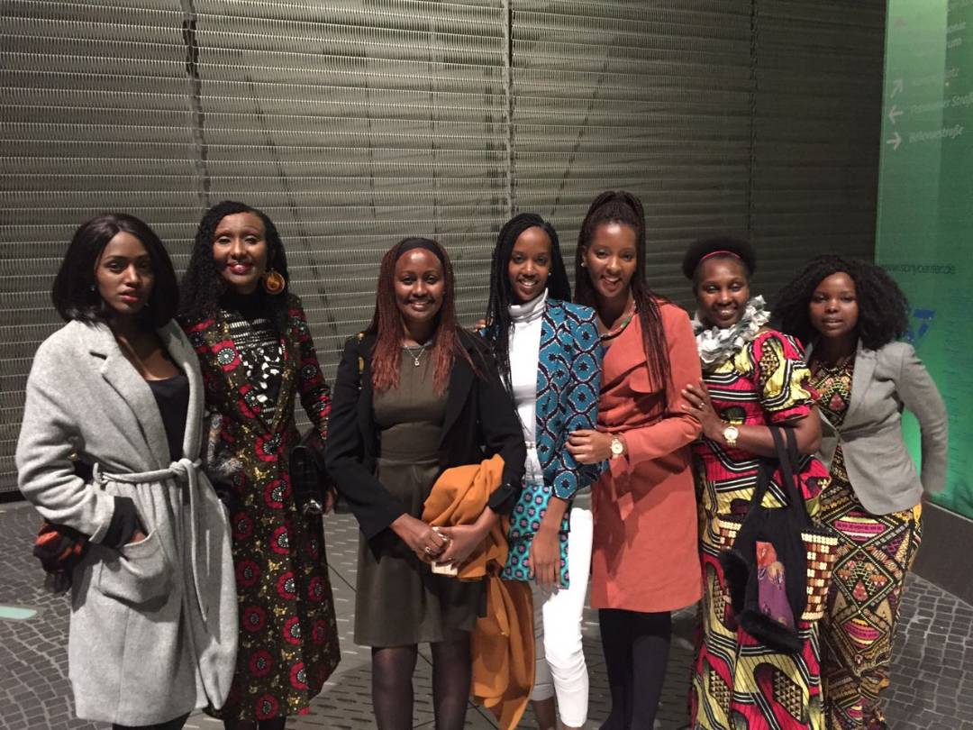 Miss Elsa ahura na bamwe mu banyarwanda baba mu mujyi wa Berlin 