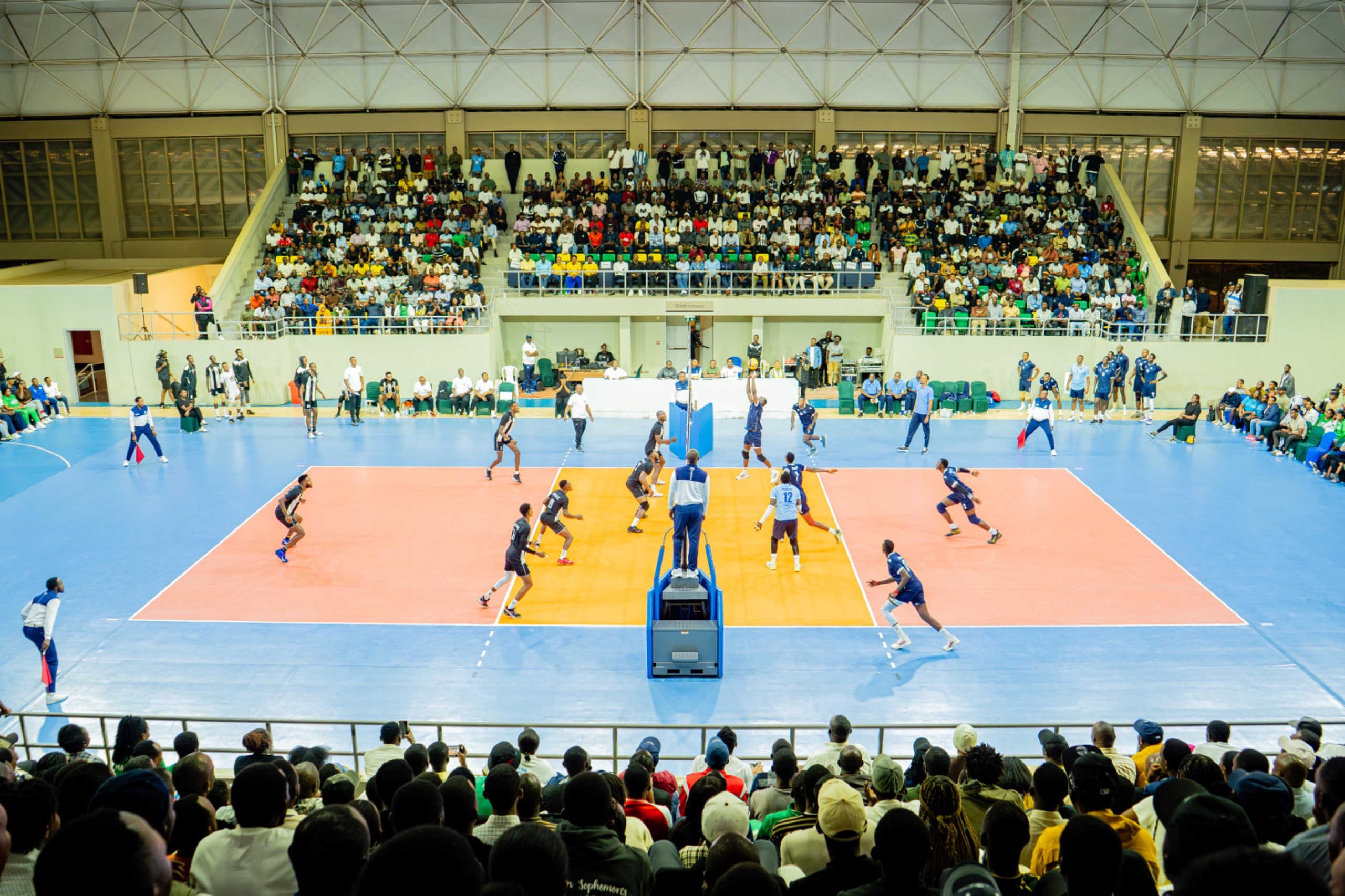 Petit Stade yari yakubise yuzuye abafana