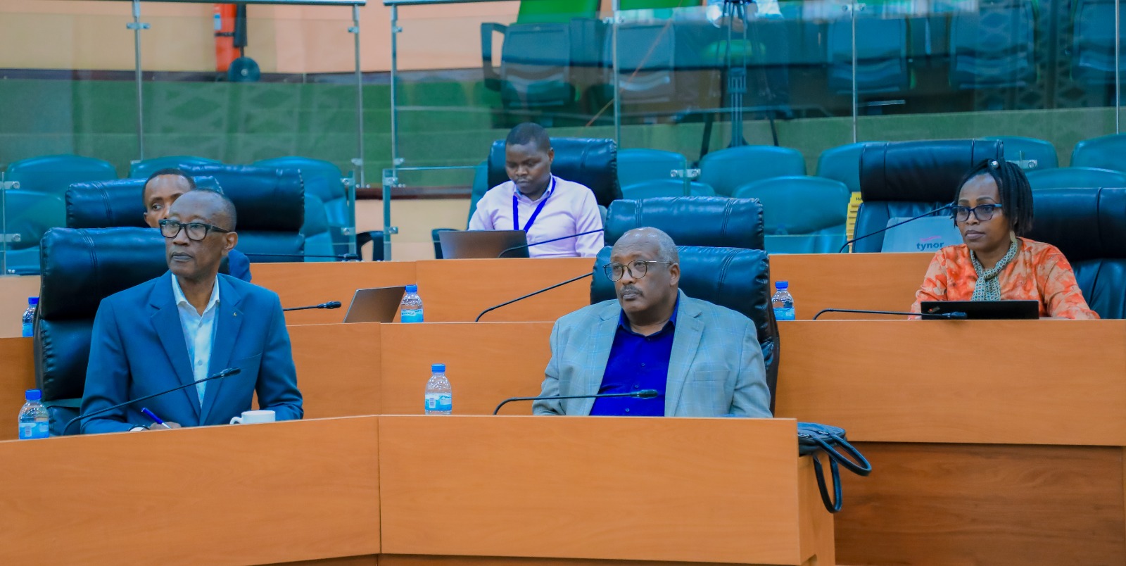 Abasenateri muri iki kiganiro