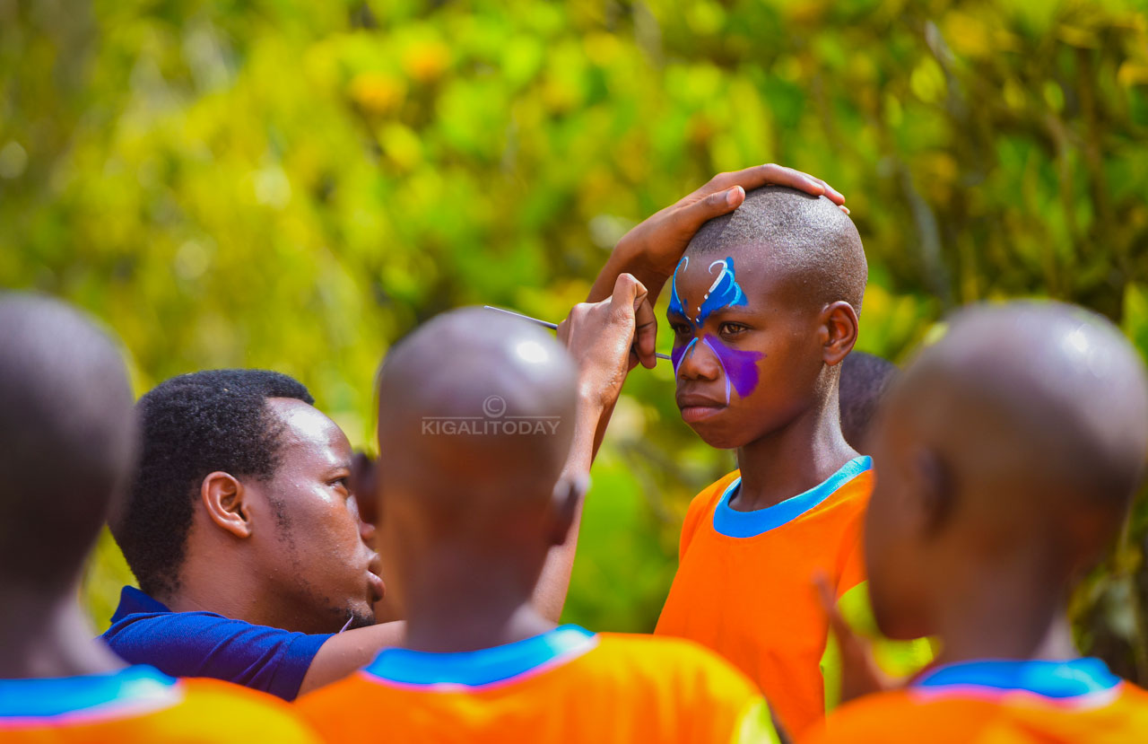 Abana basizwe amarangi mu maso, imwe mu mikino bishimira