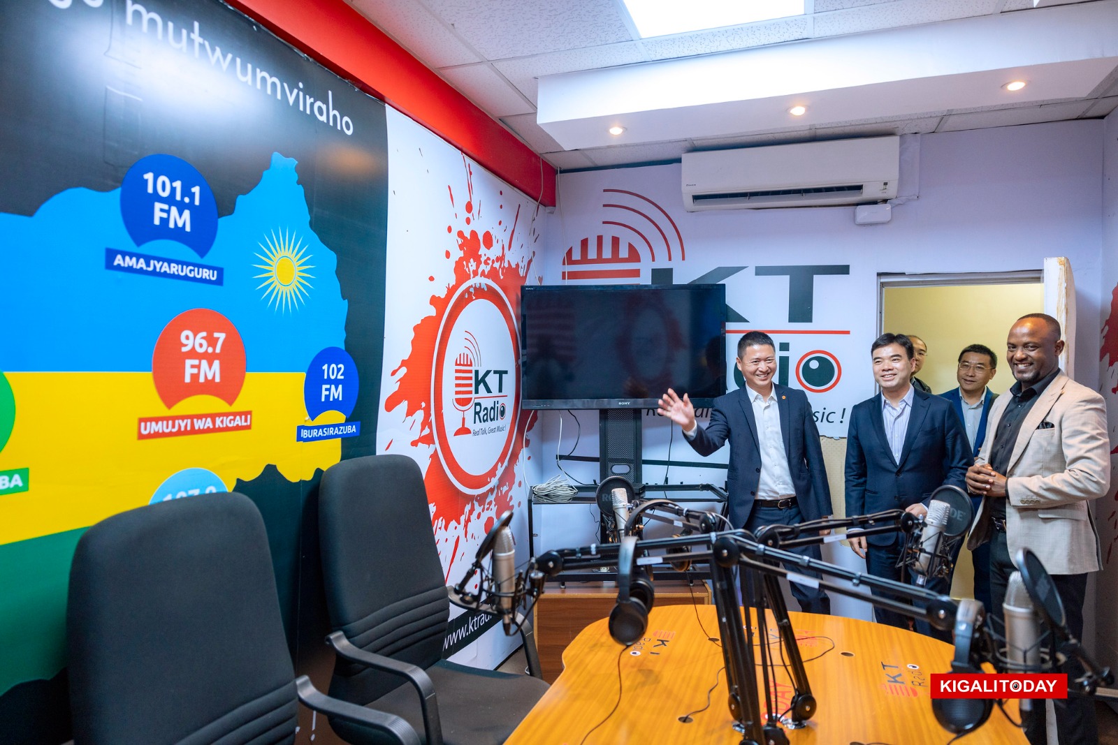 Ambasaderi Wenqi muri Studio ya KT Radio