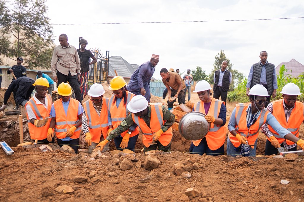 Hon. Kazarwa yifatanyije n'abatuye i Rulindo mu Muganda rusange
