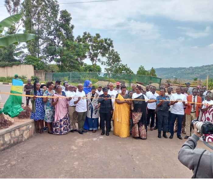 DEA Solange Umutesi hamwe na bamwe mu baturage bataha umuhanda