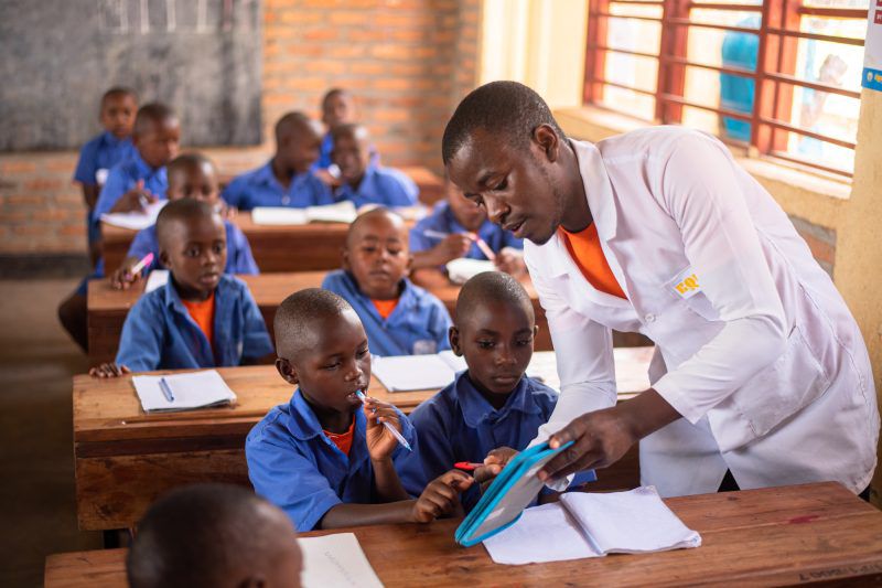 Mwarimu yigisha abana yifashishije Tablet