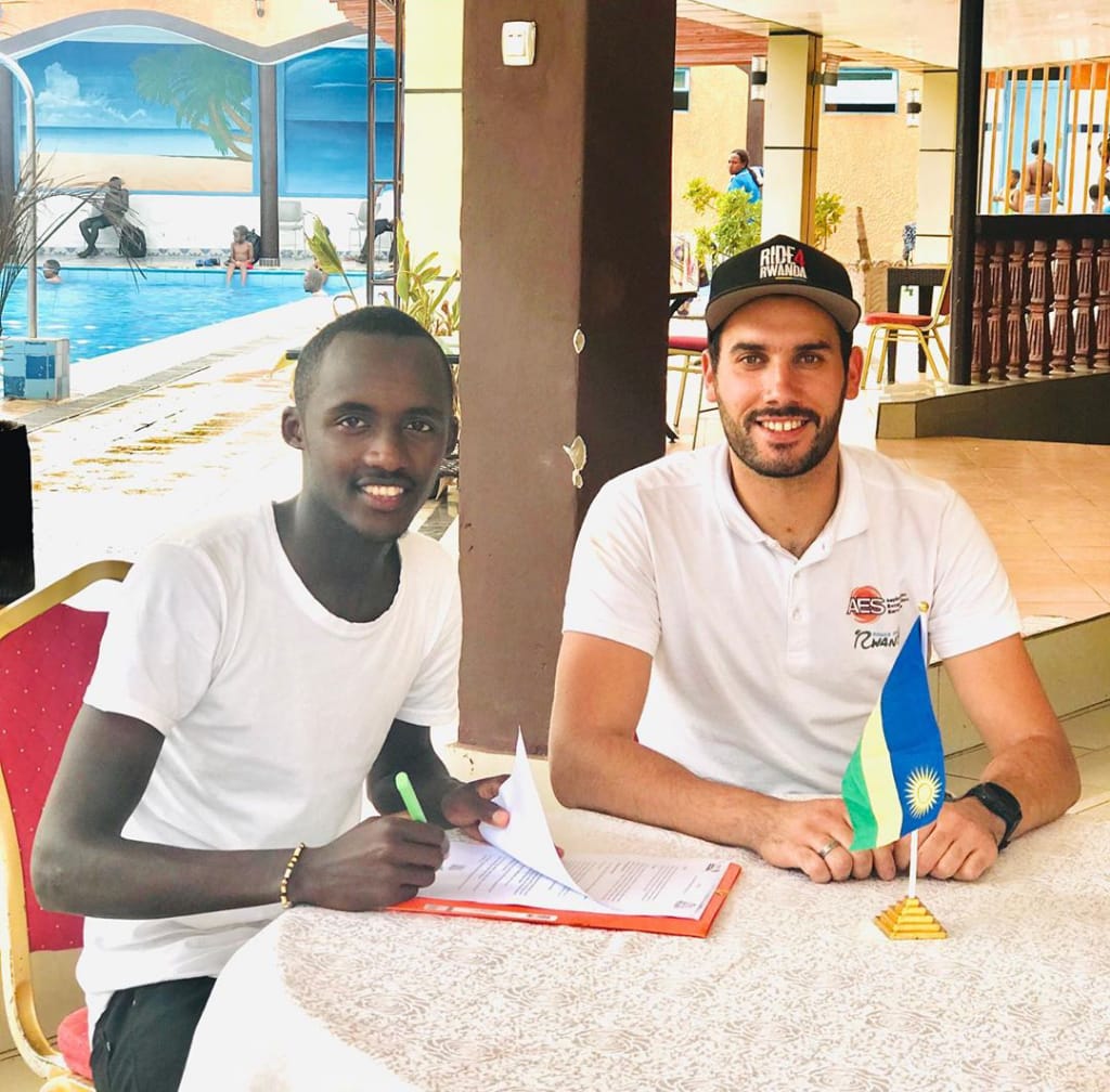 Tariki 13/11/2019 ubwo yasinyaga amasezerano y'umwaka umwe muri Team LMP - la Roche sur Yon