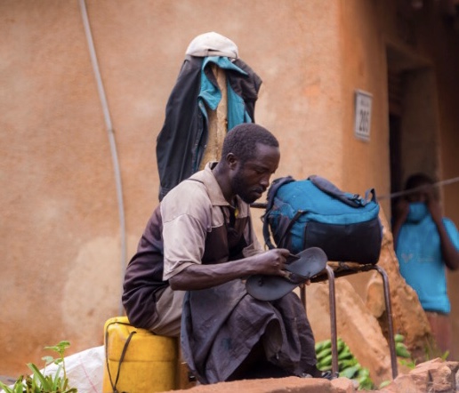 Mu gihe kudoda inkweto bitari muri serivise z'ingenzi we ari kubikora atanambaye agapfukamunwa